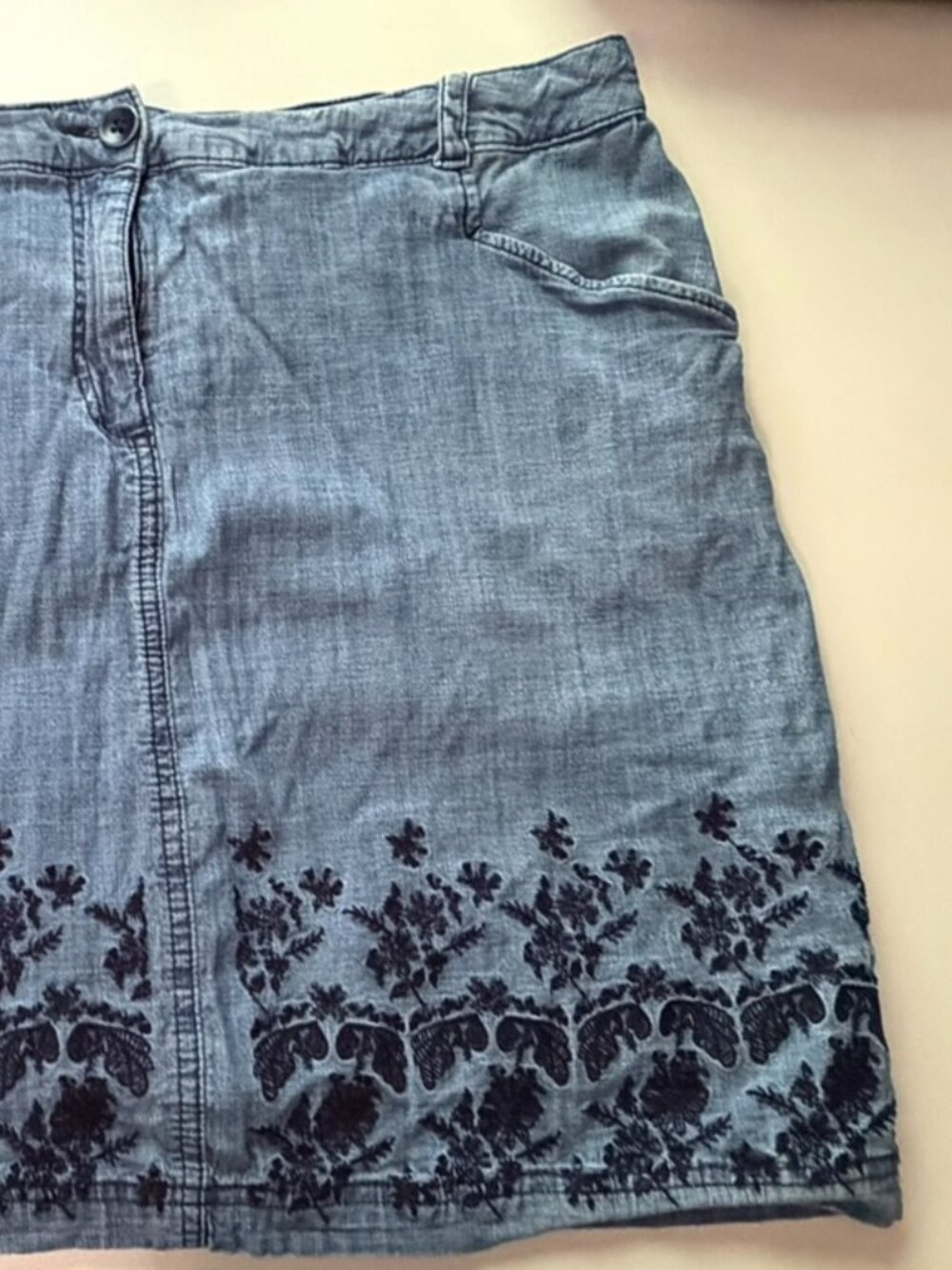 Karen Scott Embroidered Denim Skirt – Size 14 👗